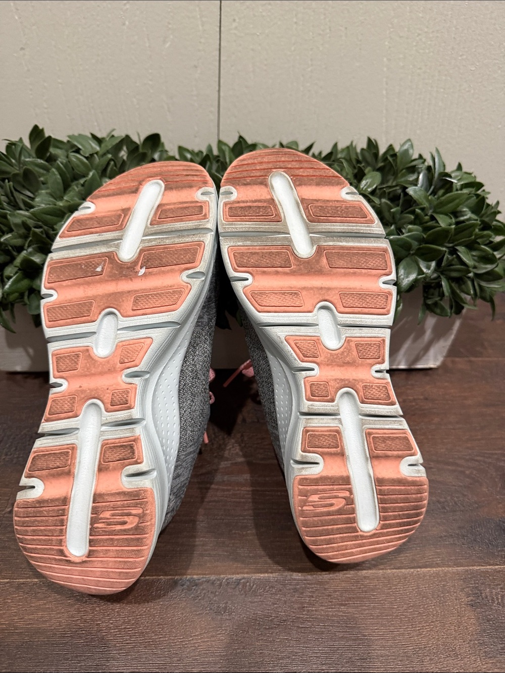 Skechers Women's Arch Fit Comfy Wave Lace Up Shoes
Gray/Pink Size 6.5 - Picture 8 of 8